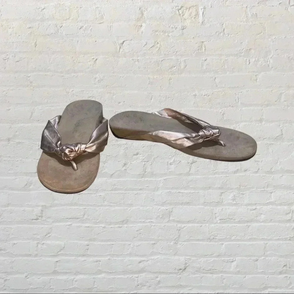 Vionic Pippa Flip Flops Rose Gold - Picture 1 of 6